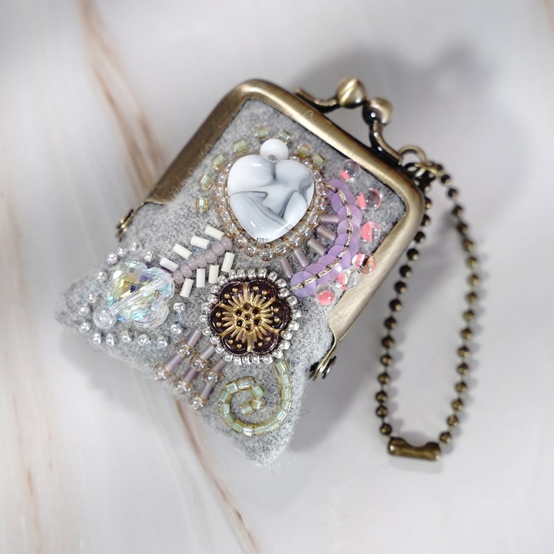 小さなビーズ刺繍のがま口 No.81, グレー×ウール, ネックレス・バッグチャームにも, アクセサリーケース, 一点物 耳環  新娘飾品 耳夾 - 吊飾/掛飾 - 羊毛 灰色