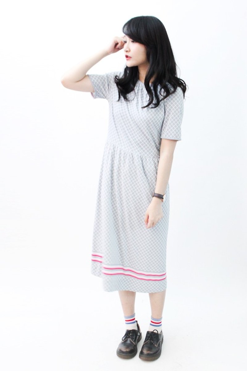 [RE0803D800] Showa fresh summer wind light gray plaid short-sleeved vintage dress - ชุดเดรส - เส้นใยสังเคราะห์ สีเทา