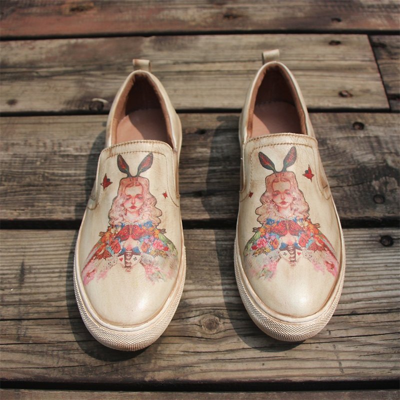 Handmade  Low Top Fashion Leather Sneakers Hand-Painted Princess - รองเท้าอ็อกฟอร์ดผู้หญิง - หนังแท้ สีกากี