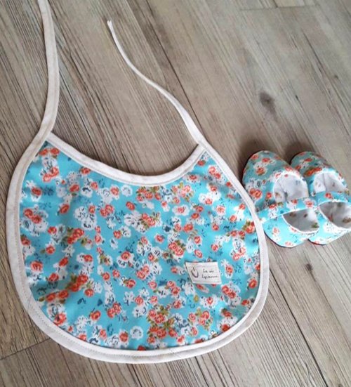 Cocon Zakka 湛藍花園彌月禮盒兩件組(嬰兒鞋+圍兜)