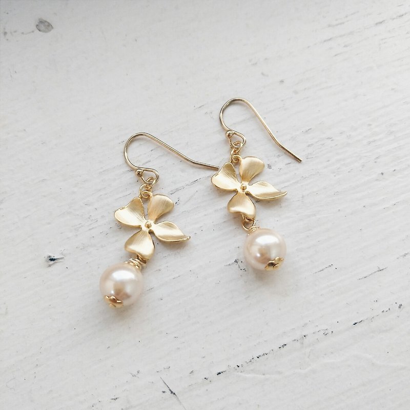 Earrings four-leaf flower pearl gold (can be changed to clip-on style) - ต่างหู - วัสดุอื่นๆ สีทอง
