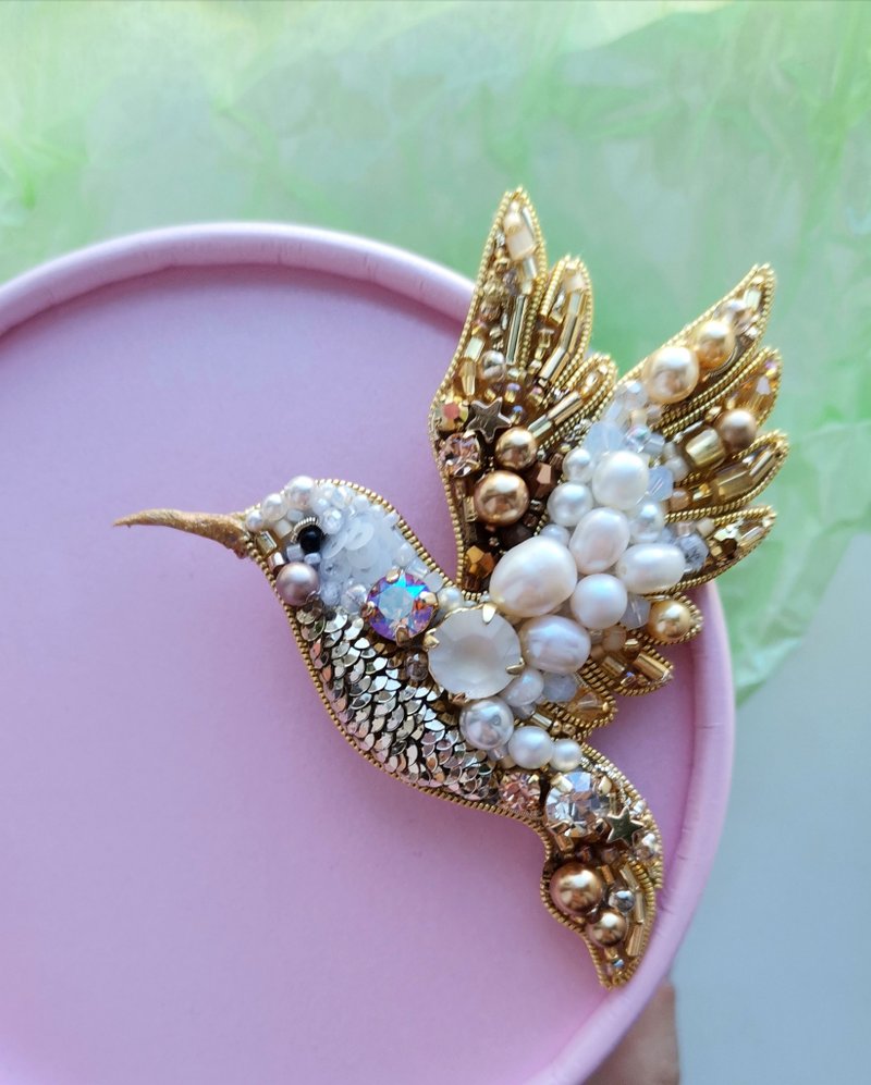 蜂鳥 別針,  hummingbird jewelry brooch beaded, handmade bird brooch, hummingbird pin - 胸針 - 珍珠 金色