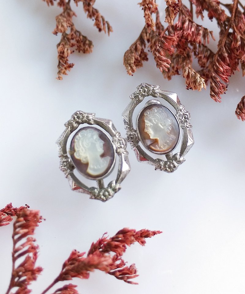 Vintage Jewelry 西洋古董飾品 CAMEO 銀色調 雕花框 栓式耳環 - ต่างหู - โลหะ สีทอง