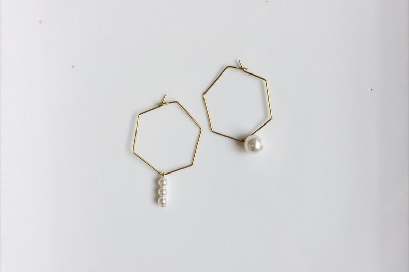 Six six asymmetrical pearl simple wild brass modeling earrings - ต่างหู - โลหะ สีทอง