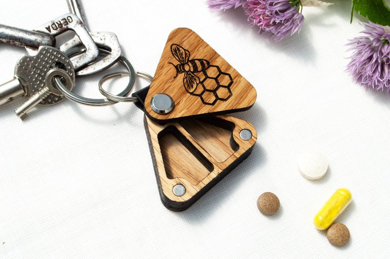 Wood Pill box Keychain with Bee Engraving Personalized Two-Compartment Organizer - 鑰匙圈/鑰匙包 - 木頭 多色
