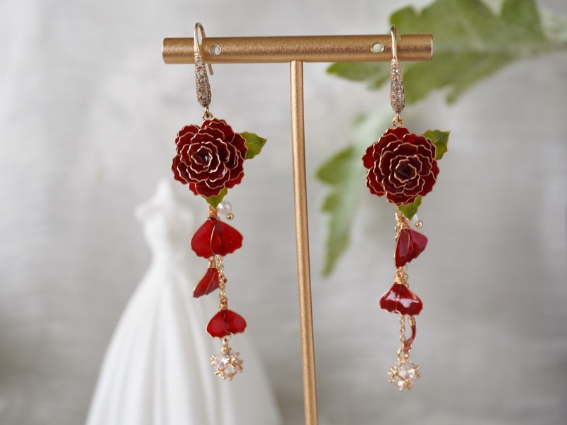 [Wine red rose earrings] Handmade original earrings Bronze resin elegant earrings/ear clip accessories - ต่างหู - เรซิน สีแดง