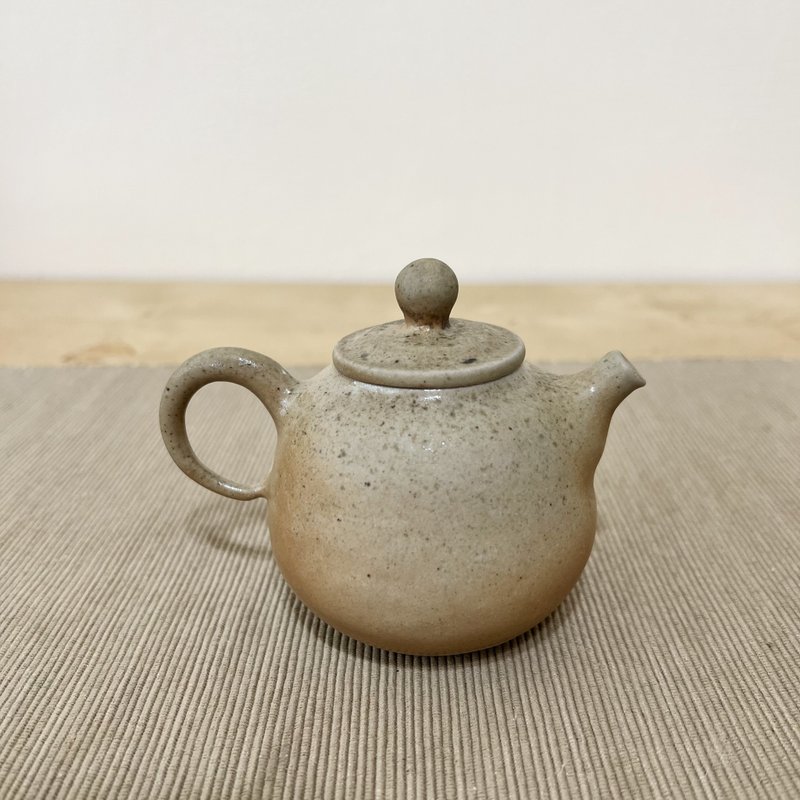 霧金 柴燒陶手工手捏茶壺 - 茶壺/茶杯/茶具 - 陶 卡其色