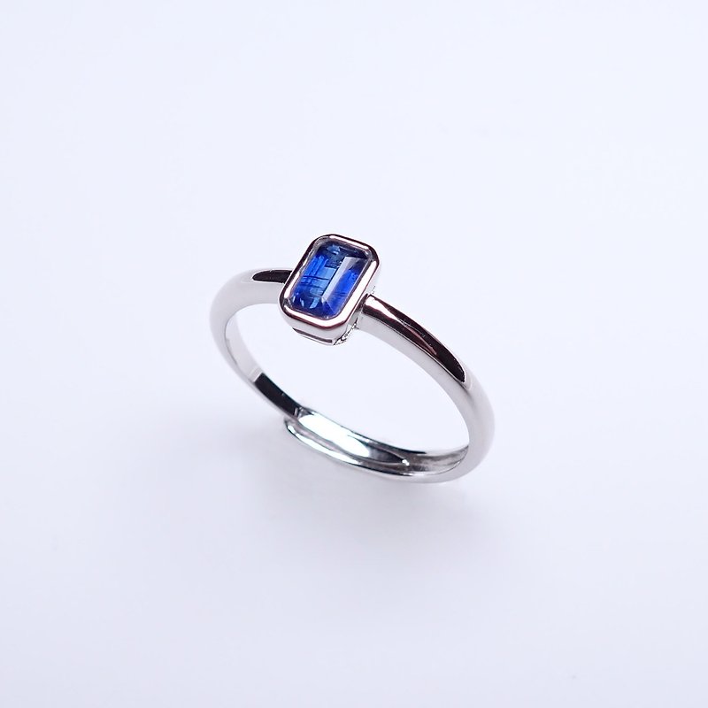 Stone Solitaire Emerald Turned Sterling Silver Ring - แหวนทั่วไป - เงิน สีน้ำเงิน