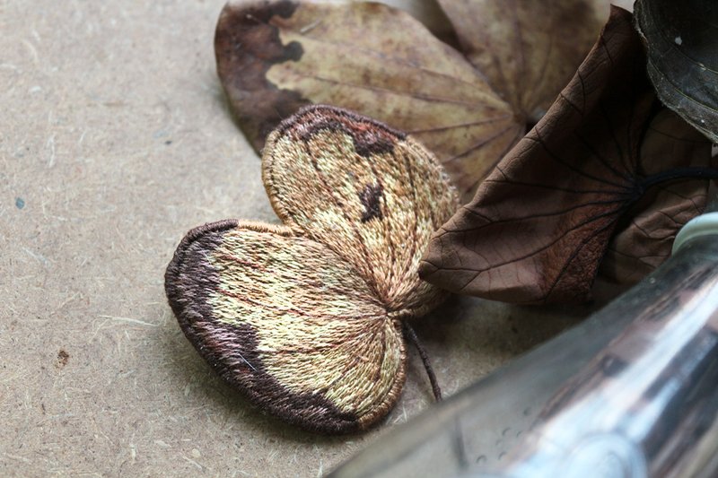 手工刺繡胸針/別針 艷紫荊 Red-flowered - 胸針 - 繡線 多色