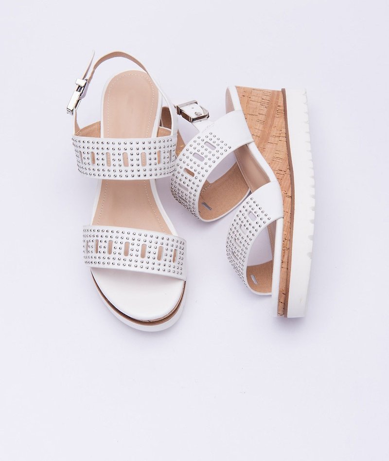 [迷迷天空] cowhide hand rivet super lightweight wood grain wedge sandals _ elegant white - Sandals - Genuine Leather White
