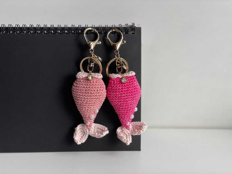 Handwoven fishtail charm keychain - ที่ห้อยกุญแจ - ผ้าฝ้าย/ผ้าลินิน หลากหลายสี