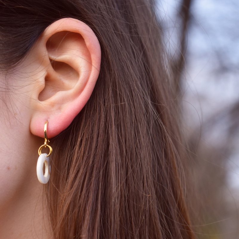 Circle Shell Huggie Minimalist Earrings | by Ifemi Jewels - 耳環/耳夾/耳骨夾 - 其他材質 金色