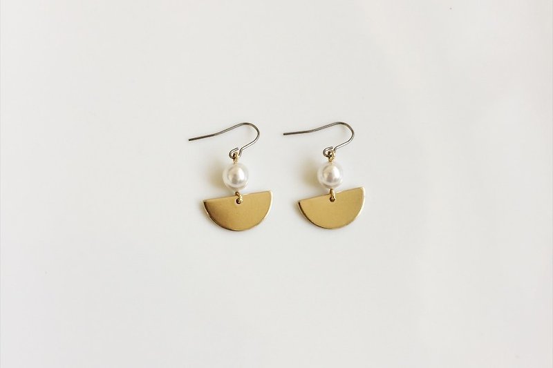 half 珍珠半圓黃銅造型耳環 - 耳環/耳夾 - 寶石 金色