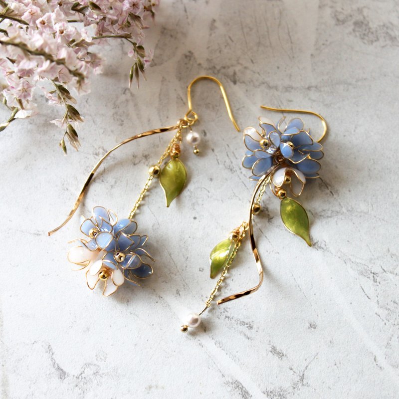 【Romantic flower ball asymmetrical earrings】Blue small flower ball earrings handmade Bronze resin earrings/ Clip-On - Earrings & Clip-ons - Resin Blue