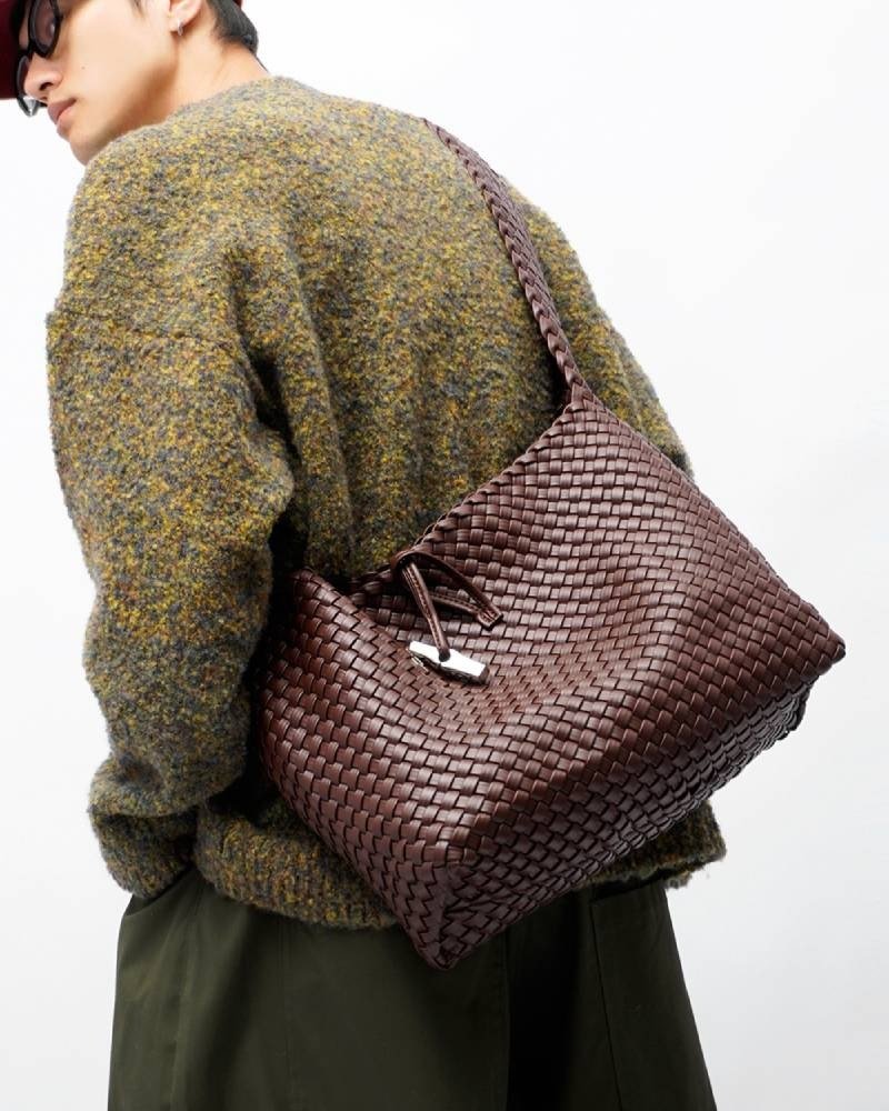 Hand woven large bag with diagonal cross for commuting, large capacity tote bag - กระเป๋าแมสเซนเจอร์ - วัสดุอื่นๆ สีนำ้ตาล