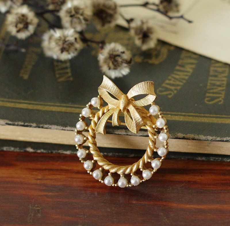 Antique classical brushed gold matte bow pearl round pin brooch B2158 ROMA - เข็มกลัด - โลหะ สีทอง