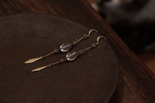 生生蔓 :: 復古黃銅手作飾品 .vintage accessories 古典白水晶人魚尾耳環