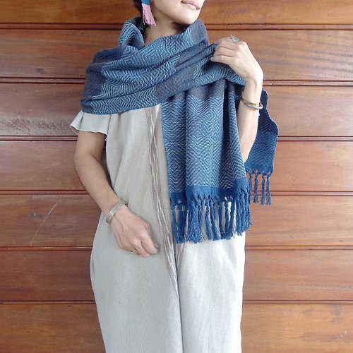 Chiku Chiku Tong Tong 幾何学模様の手織りショール / 草木染めコットン/ 藍A/ タイのフェアトレード製品