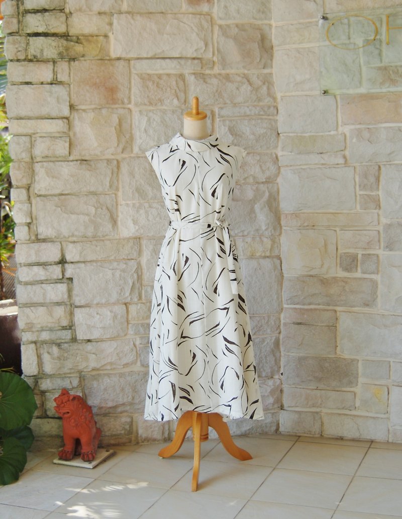 白地に水面の文様 光沢のストライプ ロールカラー フレンチスリーブ ロング ワンピース 裏地付き - 連身裙 - 其他材質 白色