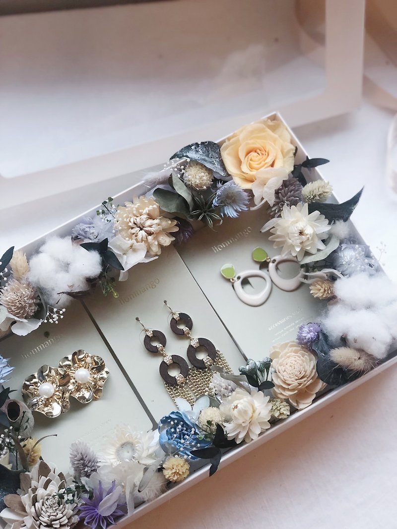 Romantic flower box (white) custom name small/big flower box immortal flower flower gift dried flower - ช่อดอกไม้แห้ง - วัสดุอื่นๆ 