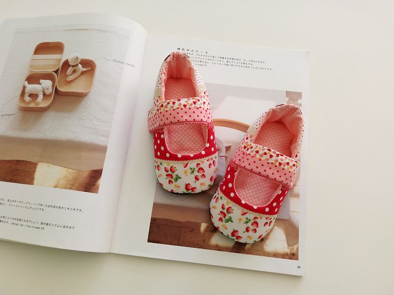 Small strawberry birthday gift baby shoes 15/16 - รองเท้าเด็ก - ผ้าฝ้าย/ผ้าลินิน สีแดง