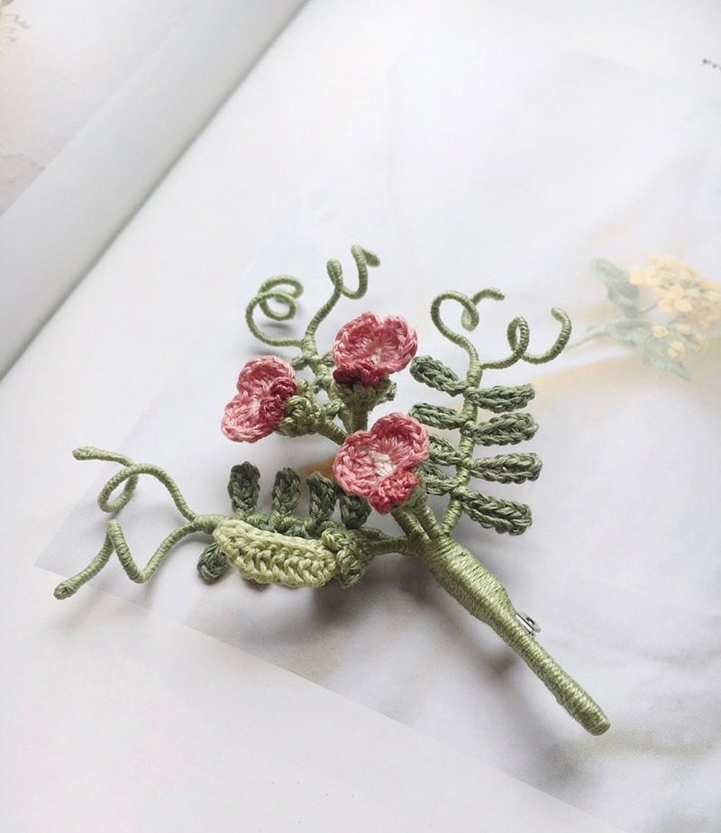 Hand-knitted micro-crocheted bean curd brooch - Brooches - Thread Multicolor