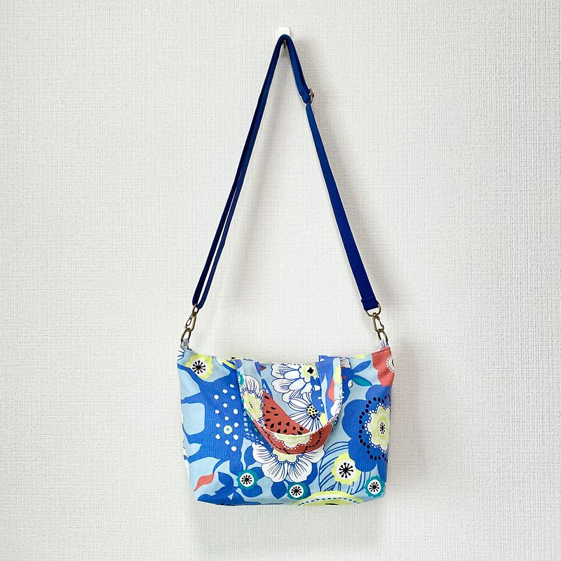 斜背手提兩用托特包-日本設計師印花布-西瓜和花 - 側背包/斜孭袋 - 棉．麻 藍色