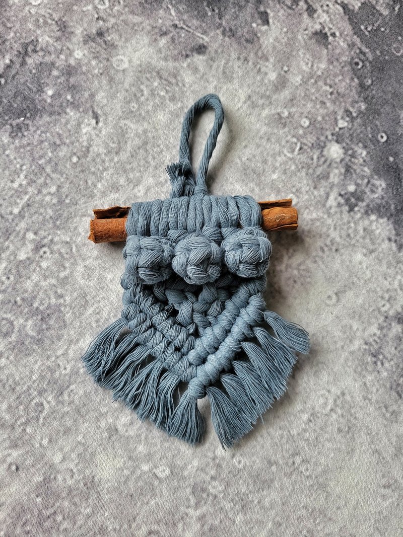 Macrame圓球可愛肉桂吊飾 - 擺飾/家飾品 - 棉．麻 藍色