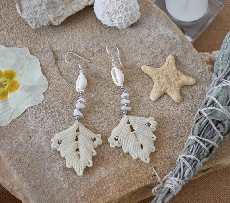 white bohemian leaf earrings with seashells, macrame elven jewelry - 耳環/耳夾/耳骨夾 - 其他材質 白色