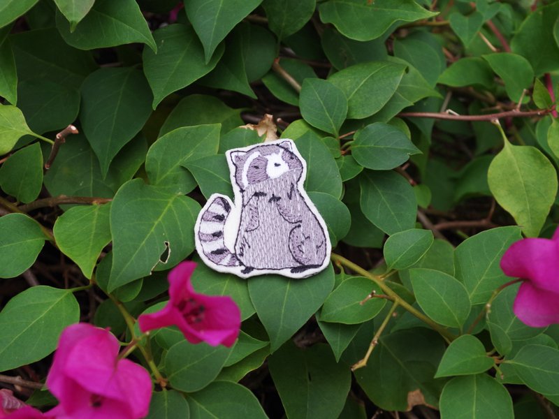 Raccoon embroidery pin/embroidery sticker (1 piece) __ Embroidery, Christmas gifts, illustrations, free shipping - Badges & Pins - Thread Gray