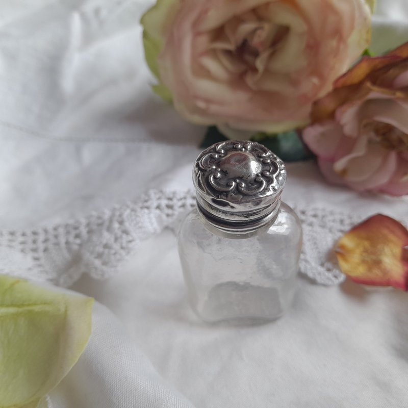 1929 London, England antique pressed glass essential oil bottle with Silver cap - น้ำหอม - แก้ว สีใส