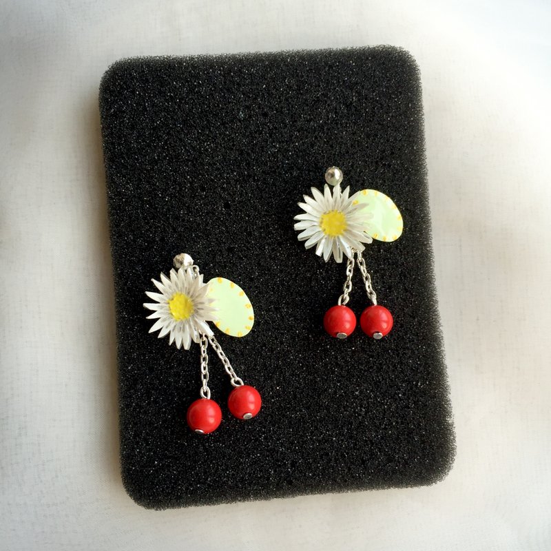 Free transport conditions [see Use the original hand-painted white daisies with red berries child - sterling silver earring pierced ear clip-free - cute fashion personality fresh Japanese French elegance - Souvenir exchange birthday holiday valentine - ต่างหู - อะคริลิค 