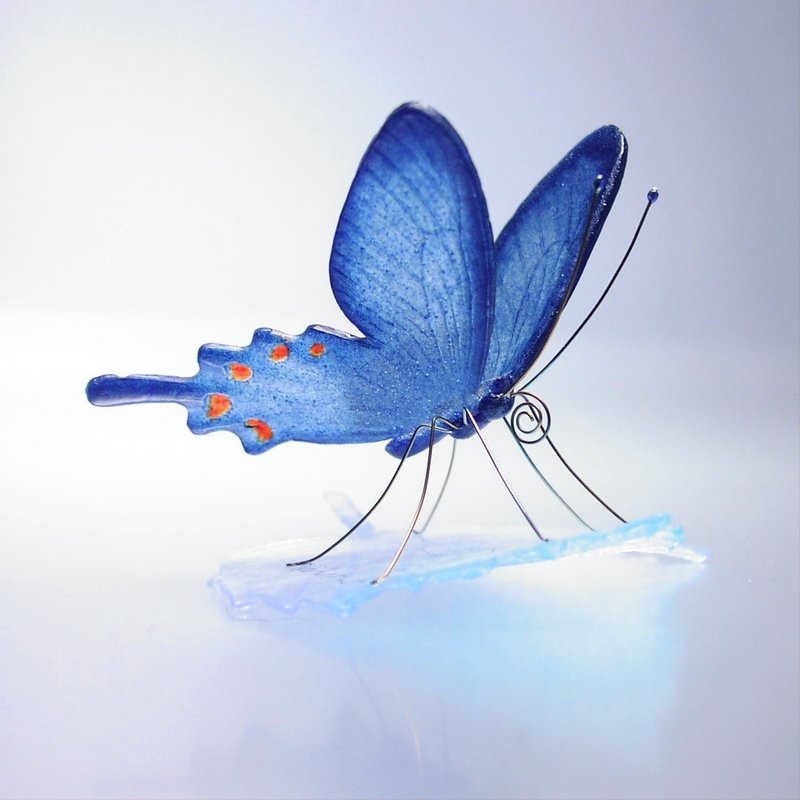 Glass butterfly Jakouageha on leaf - Items for Display - Glass Blue