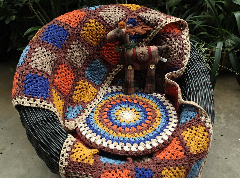 Exclusive retro pastoral style handmade hand crocheted tapestry woolen blanket crocheted tablecloth cushion futon coffee edge - พรมปูพื้น - ผ้าฝ้าย/ผ้าลินิน 