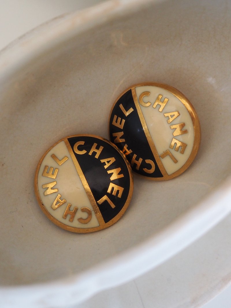 CHANEL Chanel Logo Round Clip-On Black White Gold Vintage - ต่างหู - โลหะ สีทอง