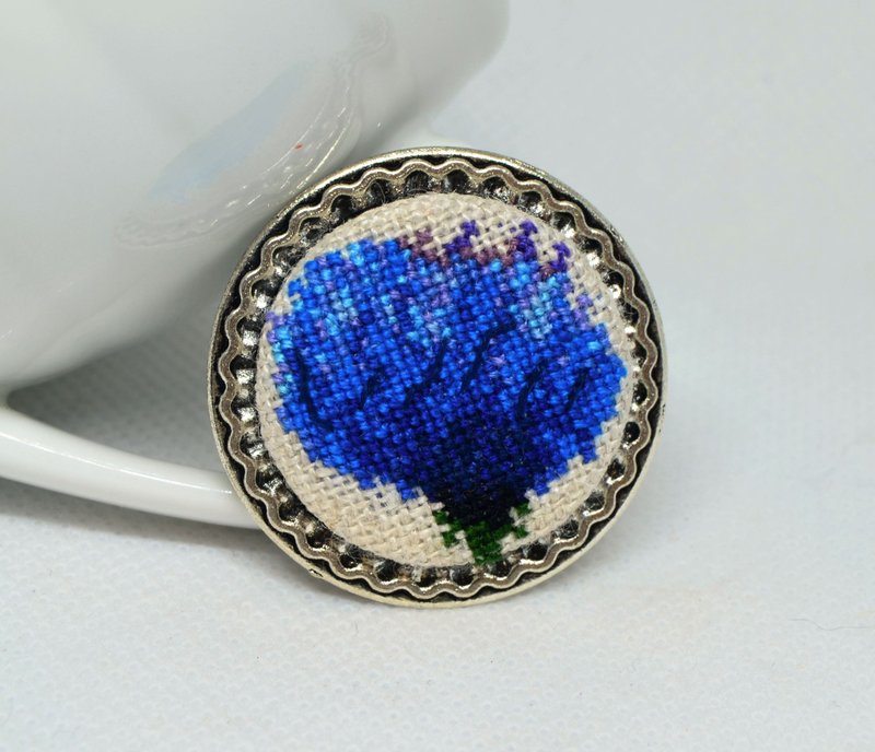 Blue flower embroidered brooch, Nature flower cross stitch jewelry - เข็มกลัด - งานปัก สีน้ำเงิน