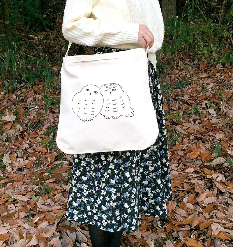 Handwritten snowy owl 2way shoulder bag - กระเป๋าแมสเซนเจอร์ - ผ้าฝ้าย/ผ้าลินิน ขาว