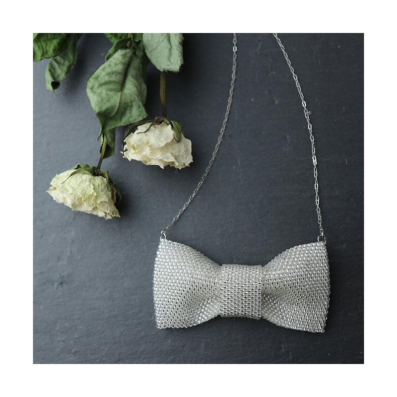 Beaded Ribbon Necklace/ビーズで編んだリボンのネックレス - ネックレス - ガラス ホワイト