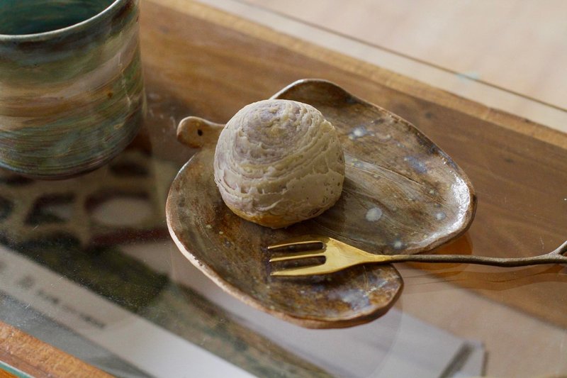 Hand-kneaded leaf-shaped pottery plate/dessert plate/ornament plate/ incense sticks plate - Plates & Trays - Pottery Brown