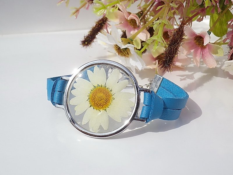 Real flower bracelet, Blue leather bracelet with alloy pressed flower bracelets, Daisy bracelets - สร้อยข้อมือ - พลาสติก 
