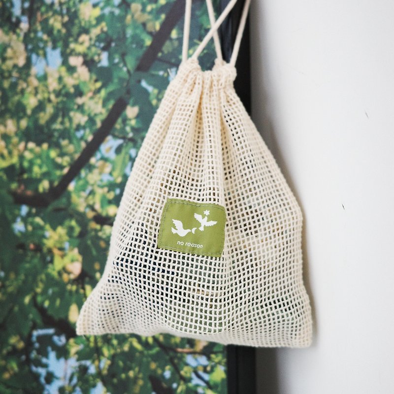 Little bird holding the moon beam mesh bag - กระเป๋าเครื่องสำอาง - ผ้าฝ้าย/ผ้าลินิน ขาว