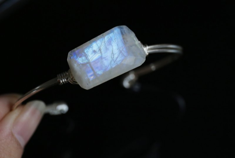 Large-sized irregular natural stone blue light moon stone copper bracelet blue halo moonlight stone crystal gold / bronze bracelet - สร้อยข้อมือ - เครื่องเพชรพลอย ขาว
