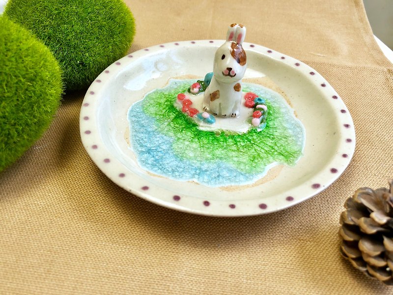 Jumping Bunny-Handmake Ceramic and glass Jewellery plate - ของวางตกแต่ง - ดินเผา สีเขียว