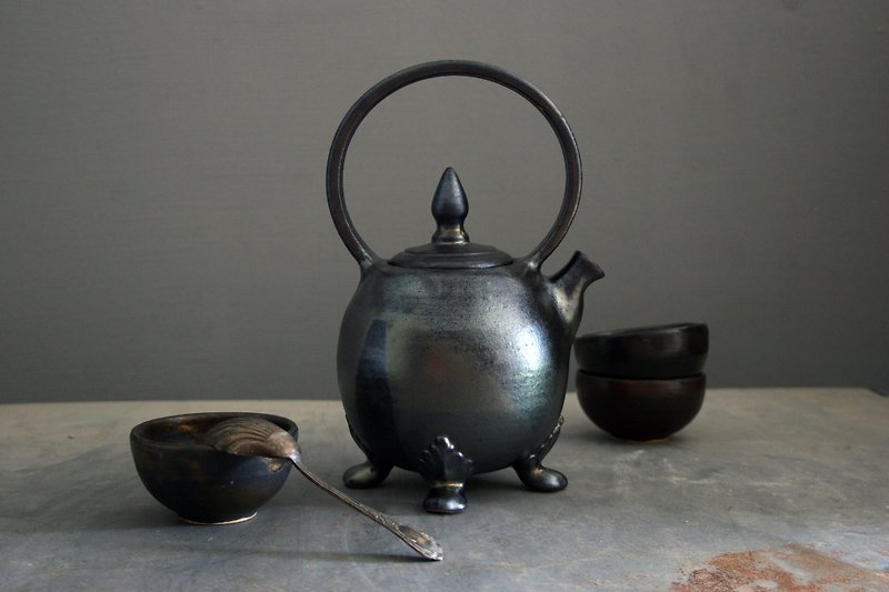 Ceramic teapot Pottery black teapot with paw feet Gift for tea drinker - Teapots & Teacups - Pottery Black