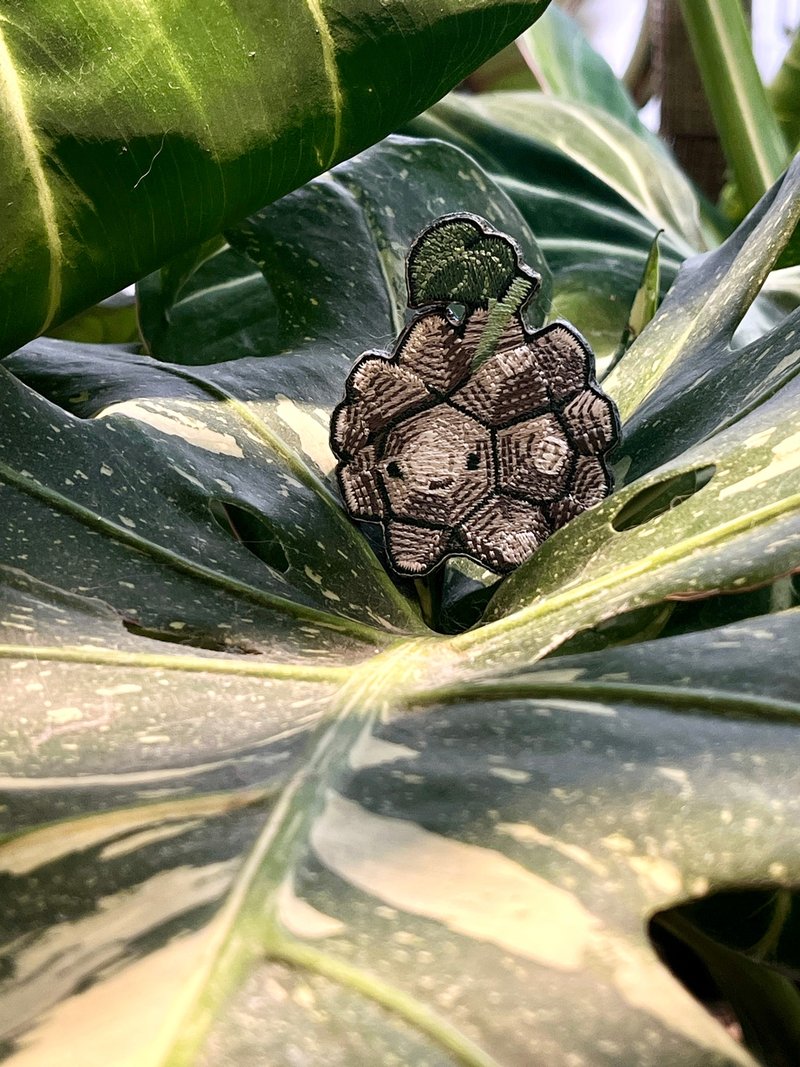 龜甲龍刺繡徽章 塊根植物 植物插畫 讓植物陪伴生活 - 徽章/別針 - 繡線 綠色