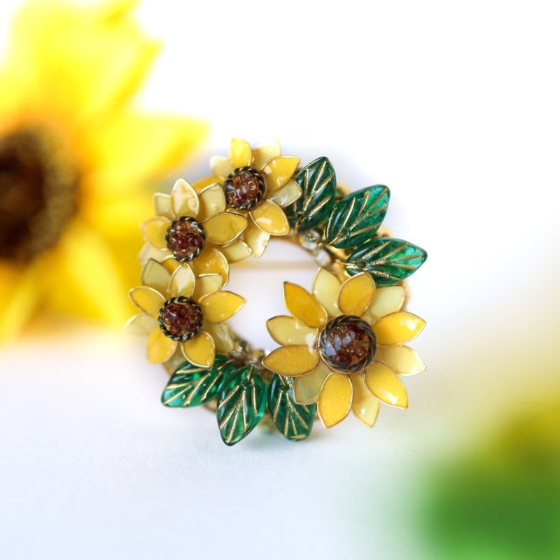 Summer sunflower wreath brooch - เข็มกลัด - เรซิน สีเหลือง