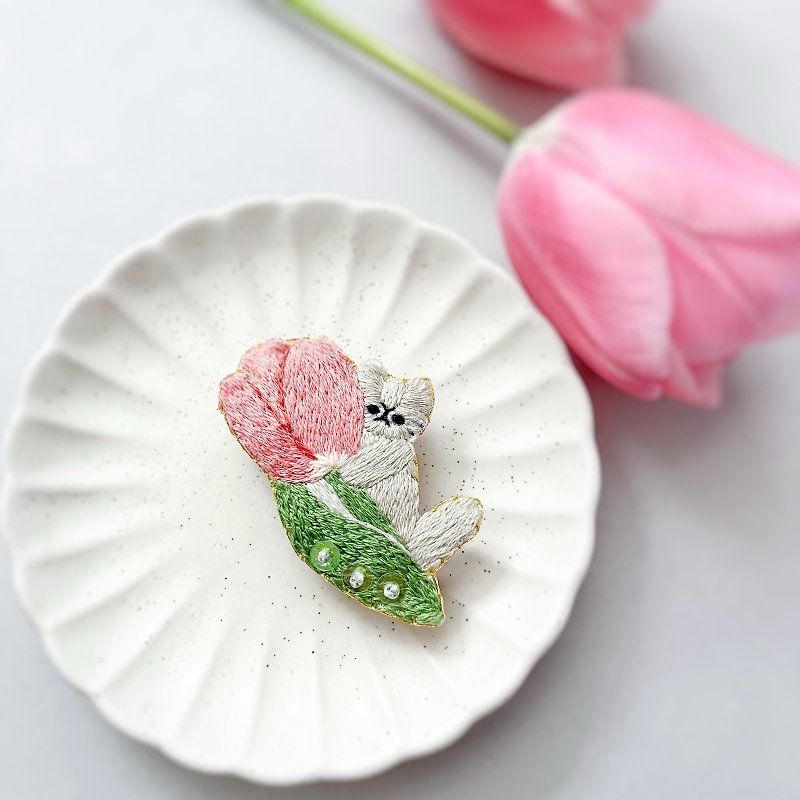 Tulip and cat embroidery brooch - Brooches - Thread Pink
