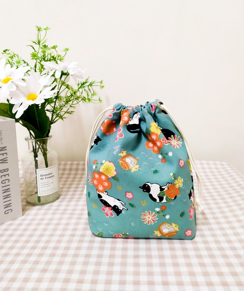 Jifu series three-dimensional drawstring bag/travel storage bag/universal dust bag/auspicious cat style - กระเป๋าหูรูด - ผ้าฝ้าย/ผ้าลินิน สีเขียว