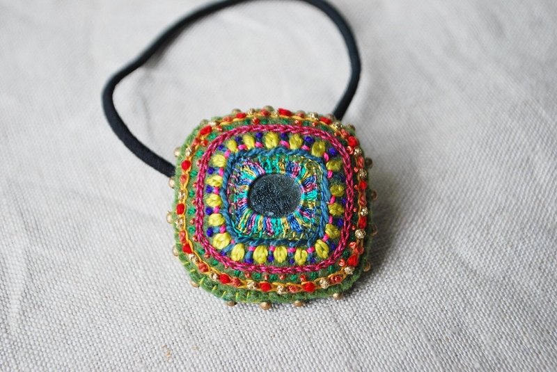 Colorful embroidered hair tie, square - เครื่องประดับผม - งานปัก หลากหลายสี