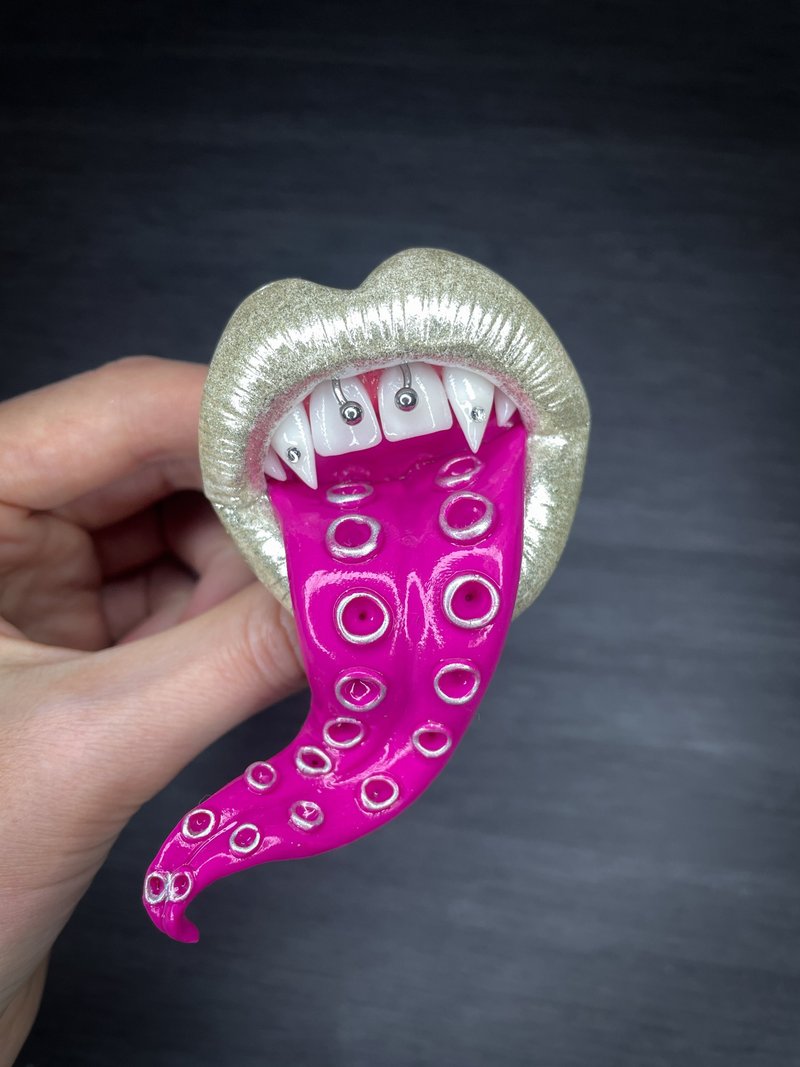 Phone grip. Shiny lips with pink tentacle. - 其他 - 黏土 